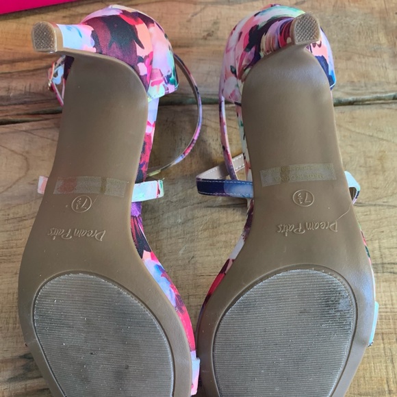 Floral heels (Size 7.5) - Picture 5 of 16